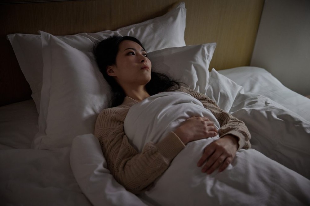晚上睡不着，閉眼硬睡有(yǒu)用(yòng)嗎？